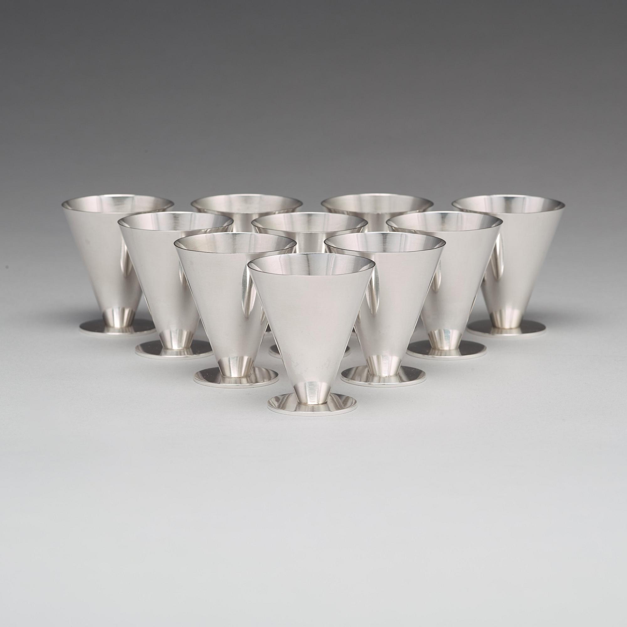 Wiwen Nilsson, a cocktail set comprising a cocktailshaker, ten glasses and a tray, Lund, sterling 1946.