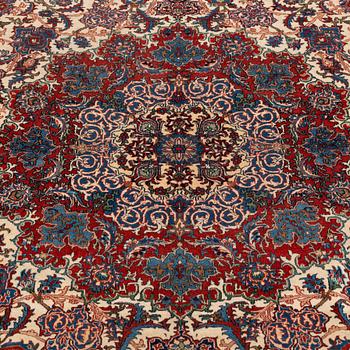 A semi-antique Isfahan carpet, ca 352 x 256 cm.