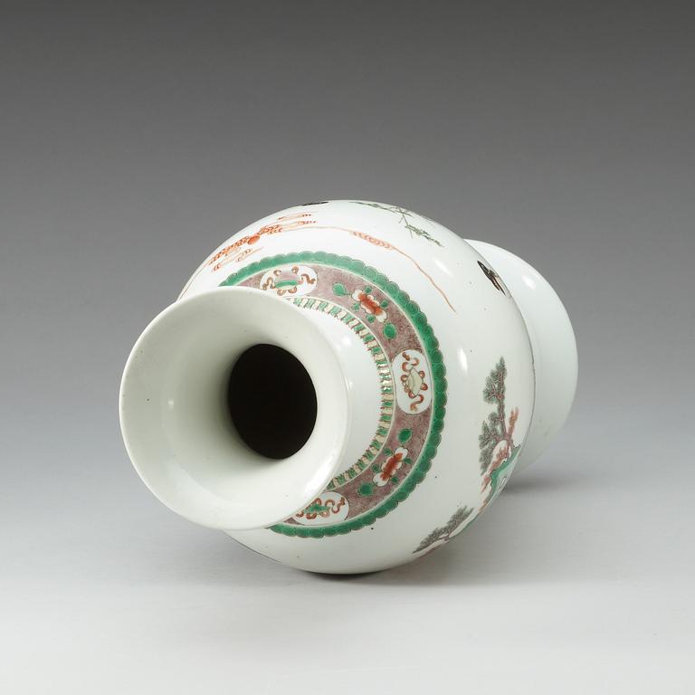 A famille verte vase, Qing dynasty, 19th Century.