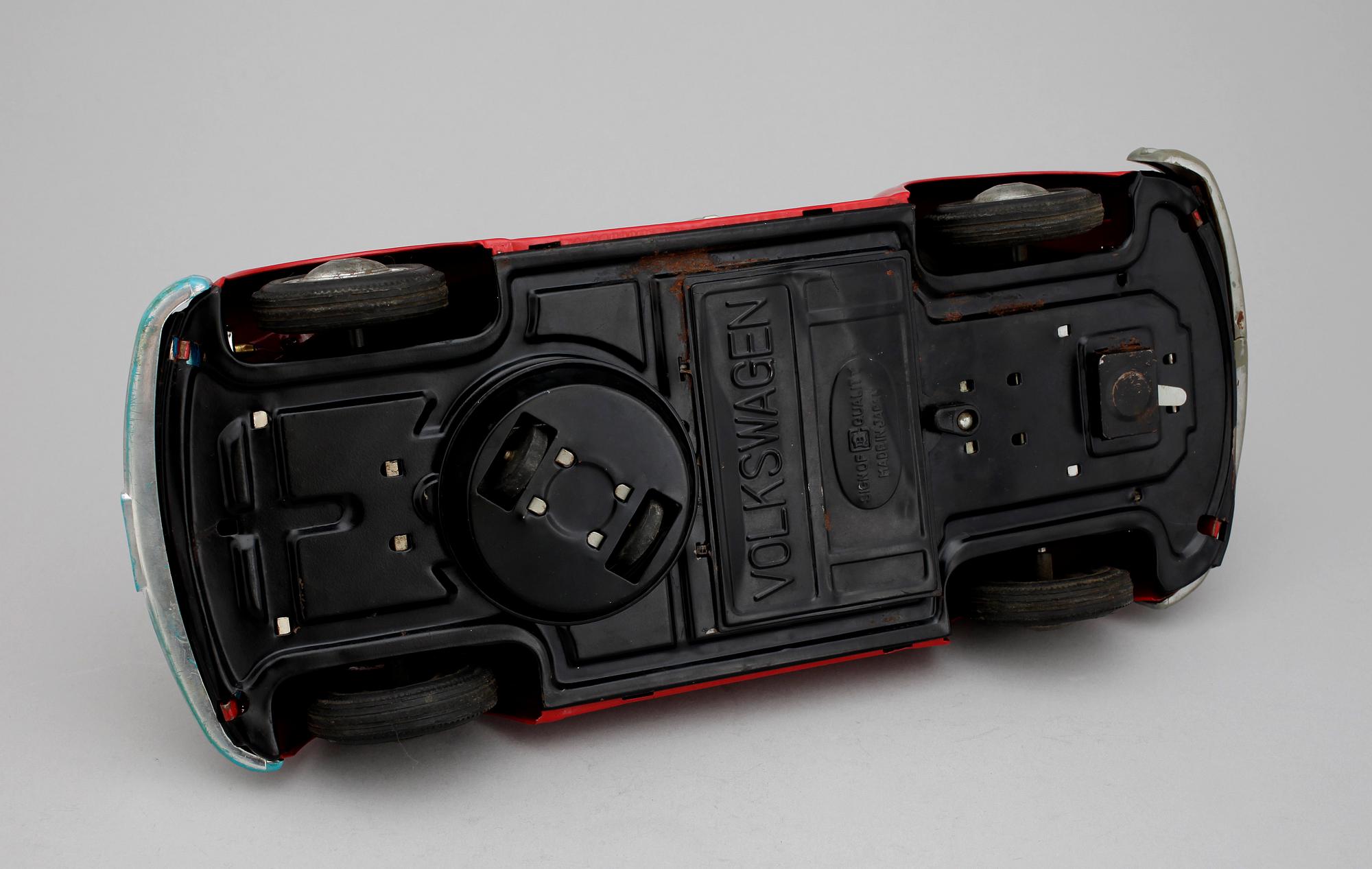 LEKSAKSBILAR, 3 st, samt MOTORCYKEL, plåt, 1900-talets mitt.