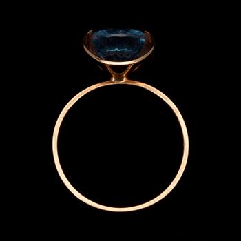 RING, guld 14K, syntetisk spinell 4,4 ct. Elis Kauppi, Kupittaan Kulta, Åbo 1972. Vikt 4,4 g.