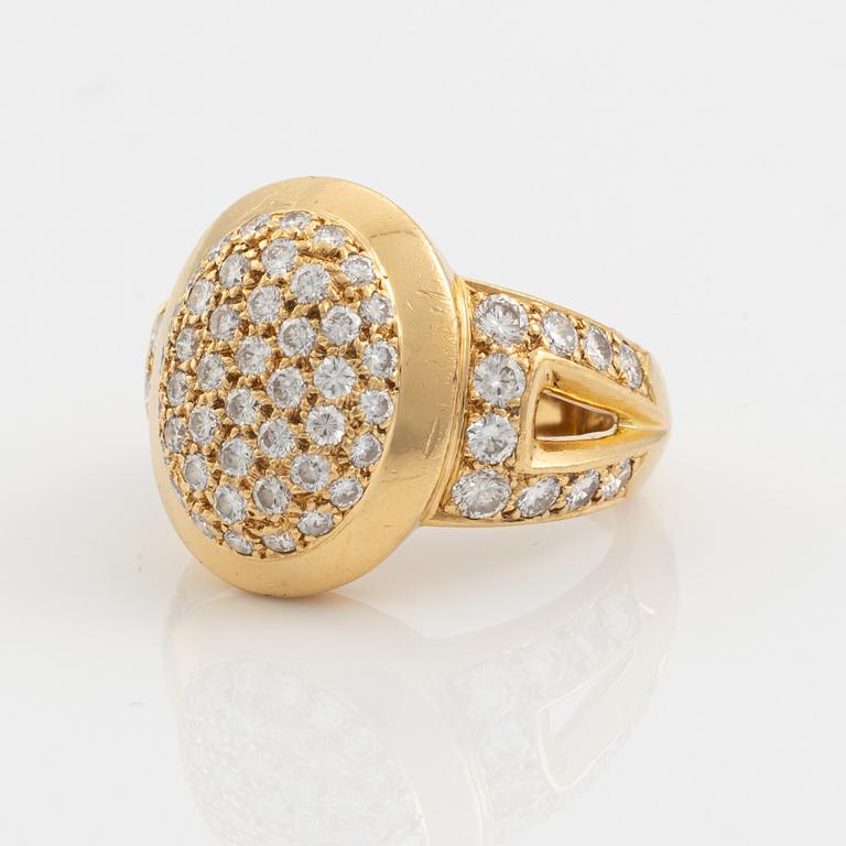 A Cartier ring in 18K gold set with round brilliant-cut diamonds.