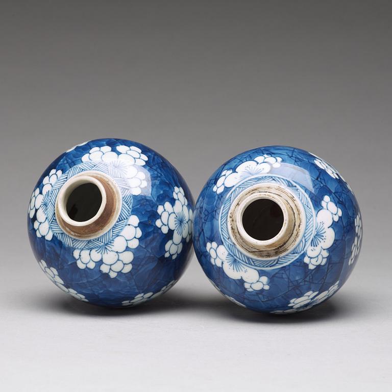 Two blue and white tea caddies, Qing dynasty, Qianlong (1736-95).