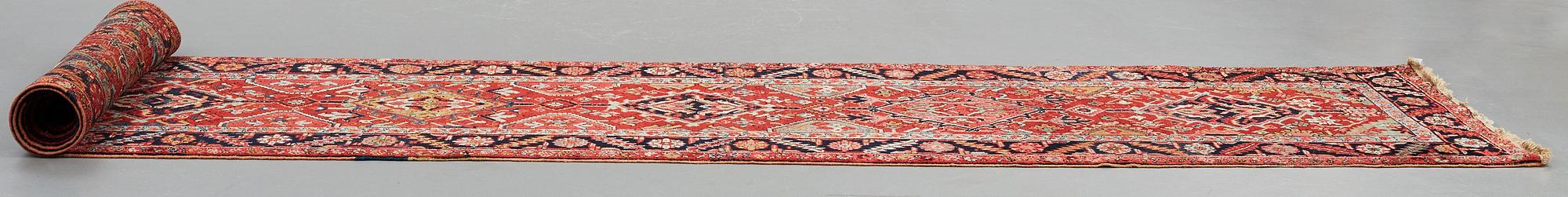 A RUNNER, a semi-antique Heriz/Gorovan, ca 526 x 106 cm.