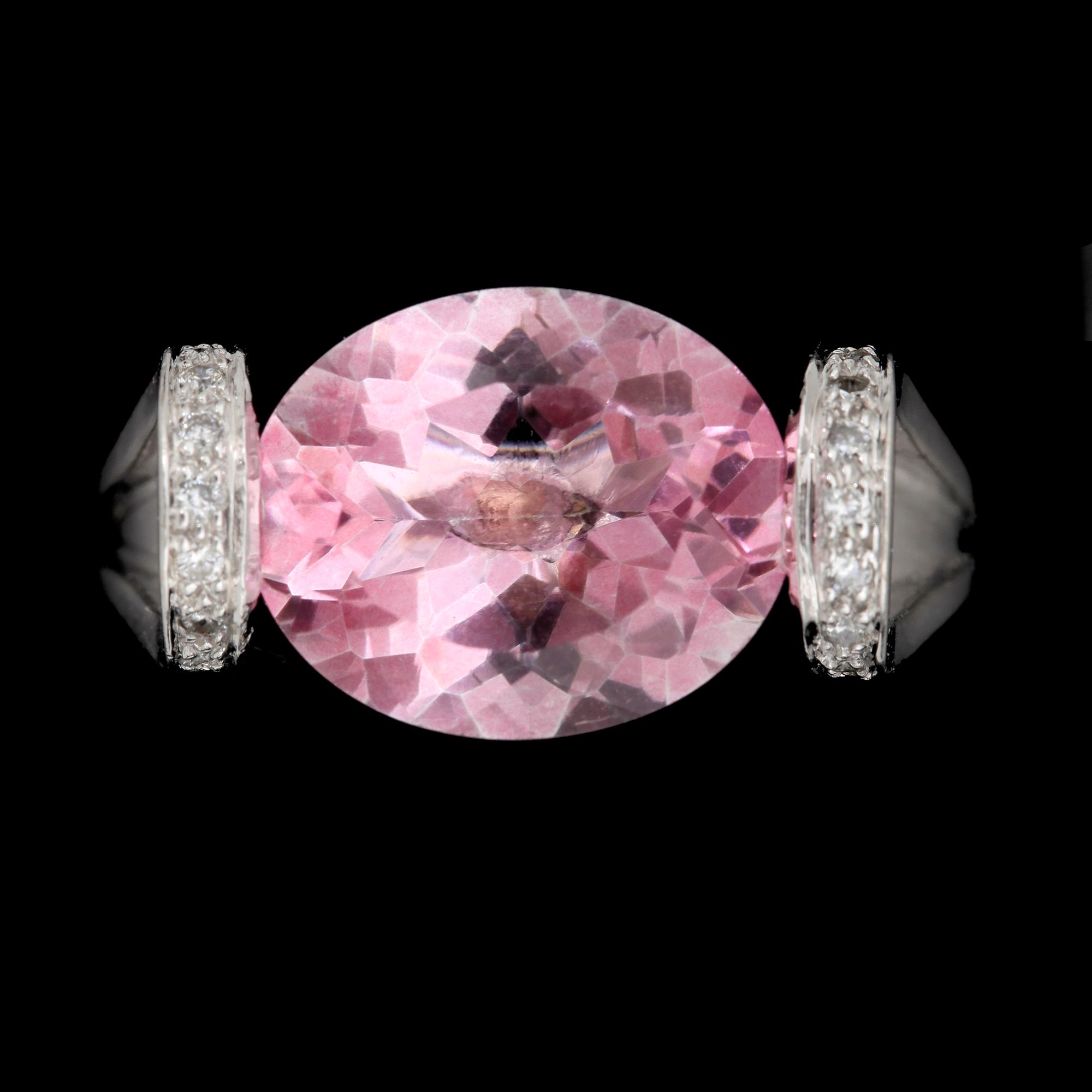 RING, 18k vitguld med rosa oval fasettslipad trol topas samt små briljantslipade diamanter. Tot vikt 5,2g.
