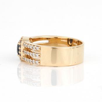 RING, 18K guld med safir ca 0.84 ct och diamanter totalt ca 0.34 ct. Total vikt ca 6,4 gram.