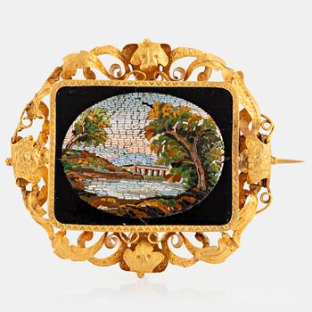 1115. An 18K gold and micro mosaic brooch.