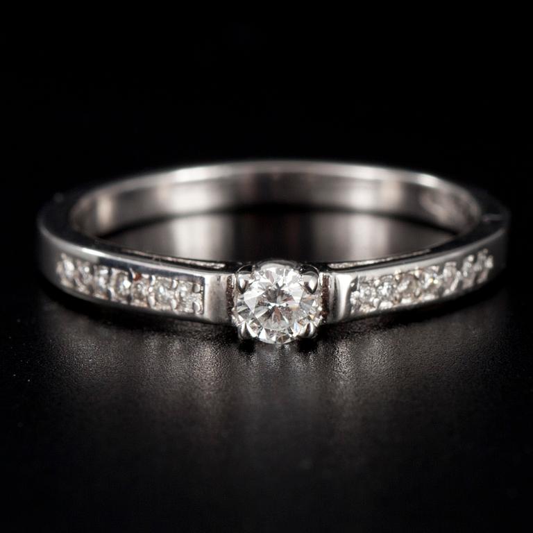 RING, vitguld 14K, diamanter 0,10 ct + 0,08 ct. Vikt 2,1 g.