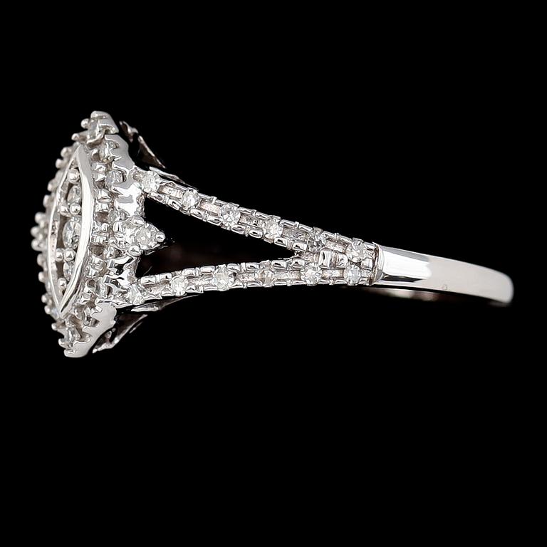 RING, 14K vitguld, diamanter 0.25 ct.