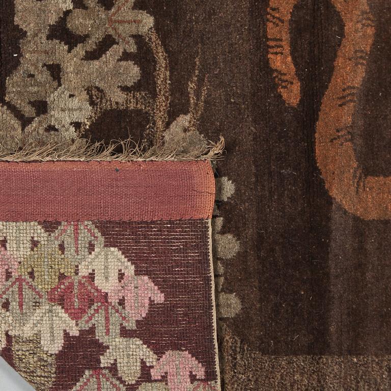 MATTA, Kina, troligen semiantik, 168 x 95 cm.
