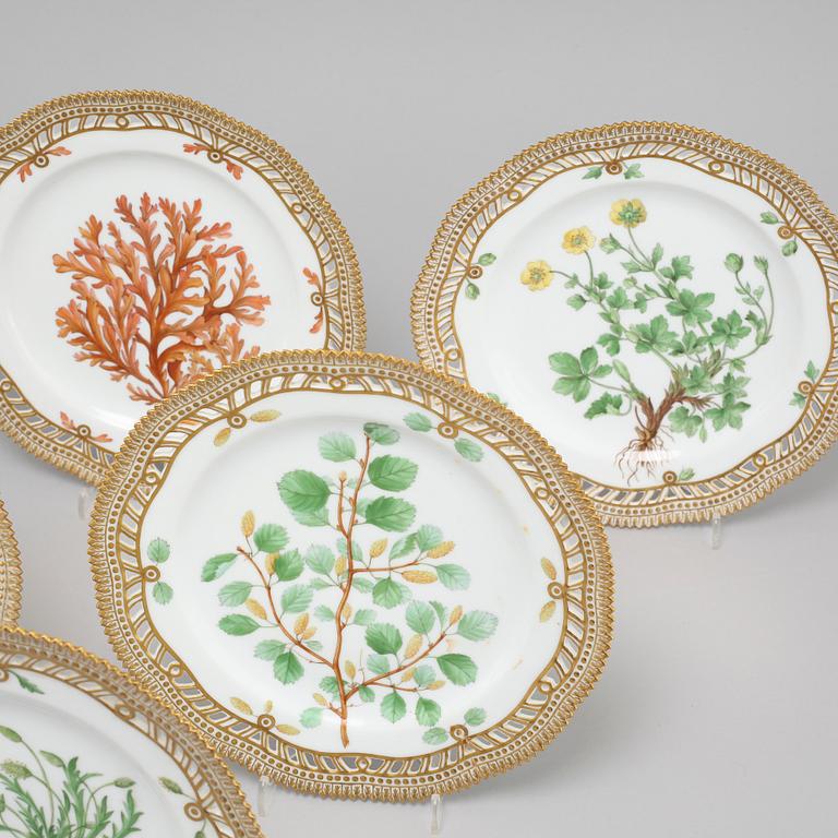 A set of 6 Royal Copenhagen 'Flora Danica' dessert dishes, Denmark, 20th Century.