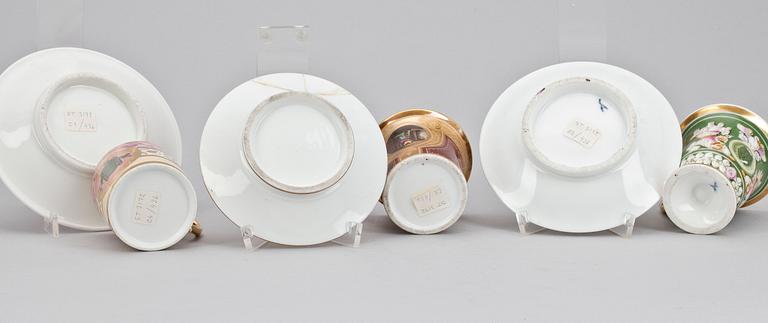 PARADKOPPAR MED FAT, 3 st, porslin, bl a meissen, empire, 1800-talets början.