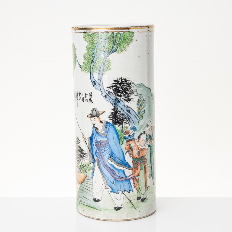 A porcelain vase, China, end of the Qing dynasty/around 1900.