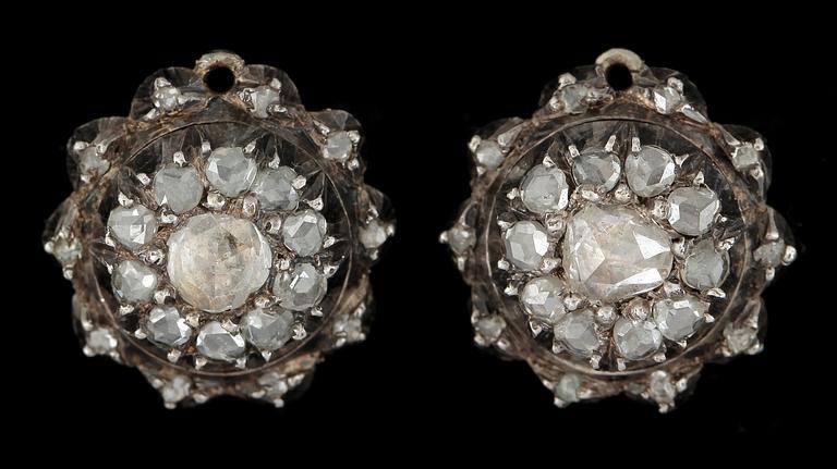 ÖRHÄNGEN OCH RING, guld och silver med rosenslipade diamanter, delvis 1700-tal. Totalvikt 15g.