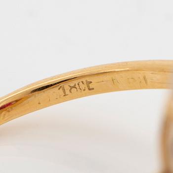 Ring 18K guld och platina med en fasettslipad rubin vikt ca 3.35 ct samt gammalslipade diamanter.