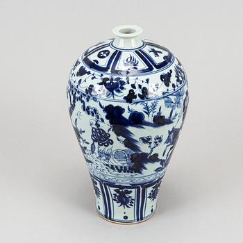 A set of a Chinese blue and white vase, two jars with cover and a lamp, 20th Century and modern manufactory.