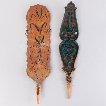 THREE WOODEN PLATES AND TWO WOODEN DISTAFFS 19th century.