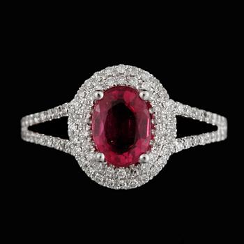 RING, 18k vitguld med rosa turmalin samt briljantslipade diamanter. Vikt ca 2,7 gram.