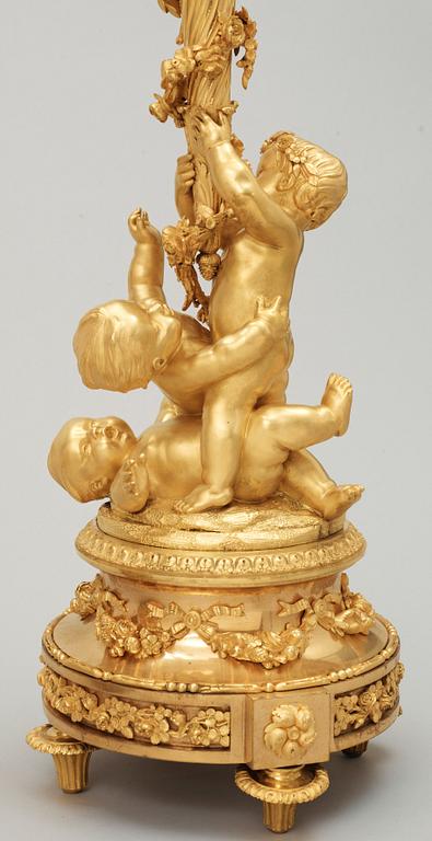KANDELABRAR, för sju ljus, ett par. Louis XVI-stil, 1800-talets andra hälft.