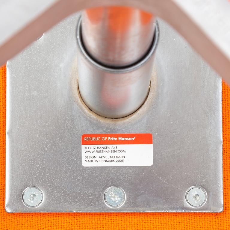 Arne Jacobsen, fåtölj, "Svanen", Fritz Hansen, Danmark, daterad 2005.