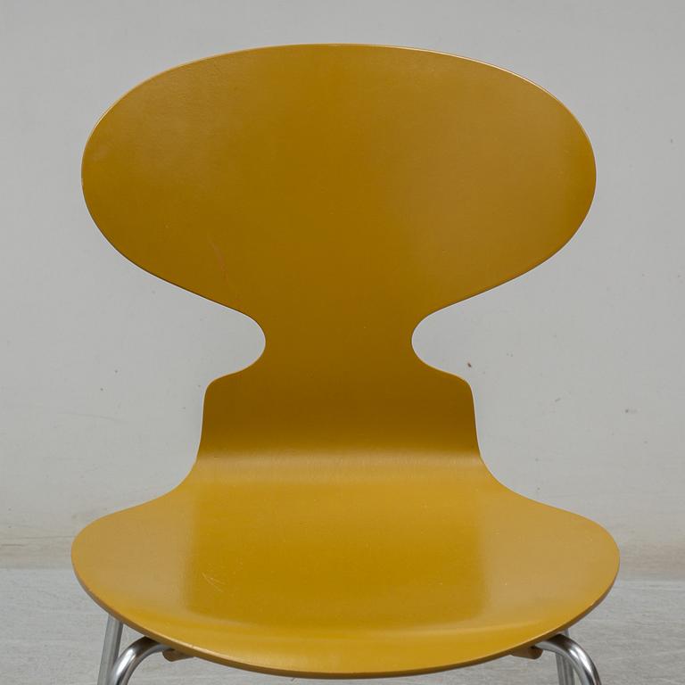 BRUNO MATHSSON & PIET HEIN, bord, "Supercirkel", samt ARNE JACOBSEN, 2 st stolar, "Myran". För Fritz Hansen, 1900-tal.