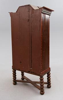SKÅP PÅ BENSTÄLLNING, 1700-talets slut.