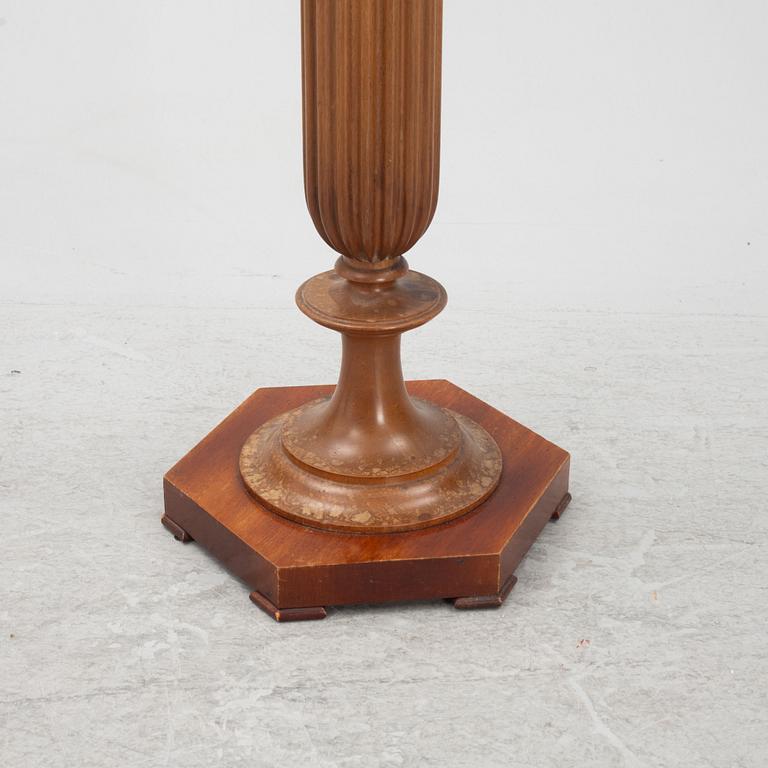 A pedestal, early 20th century.