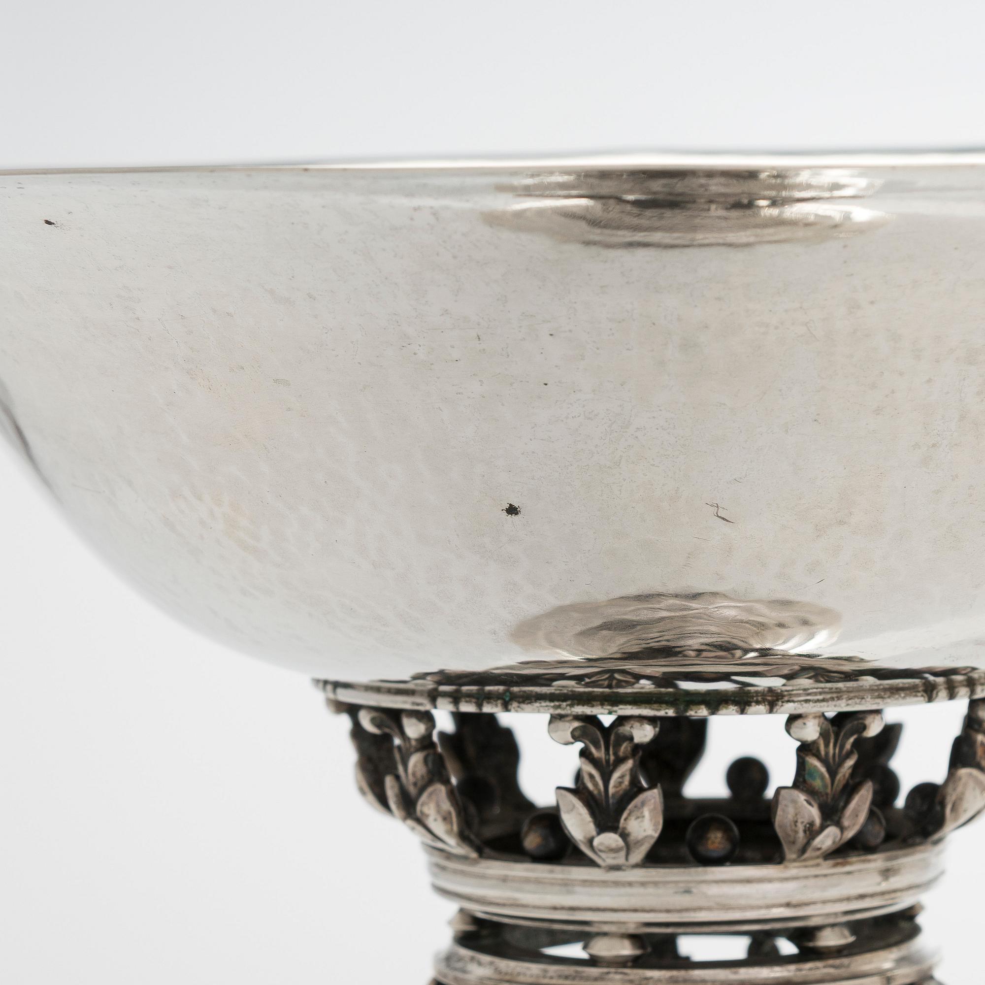 A pair of centrepiece silver bowls by Johan Rohde for Georg Jensen, Copenhagen 1915-1919. Design nr 252.