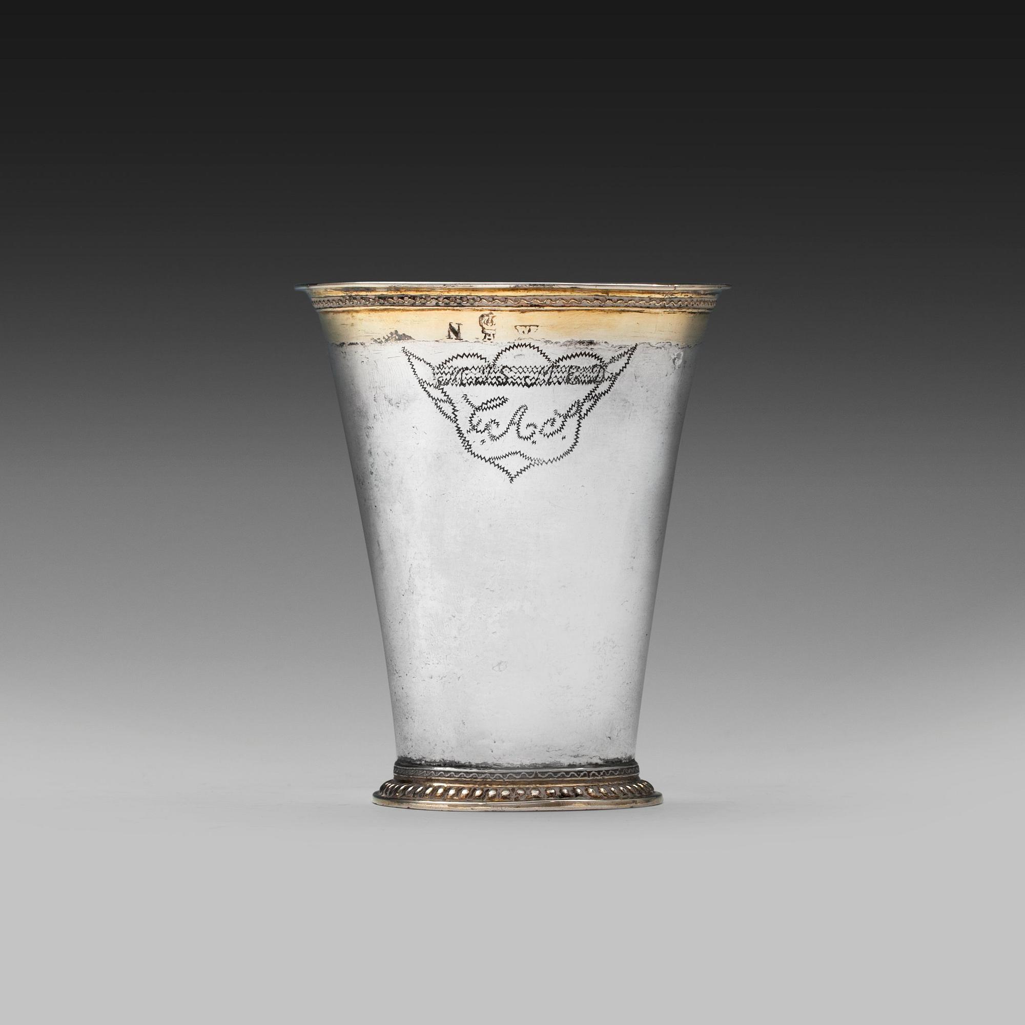 BÄGARE, silver, delförgylld. Sannolikt Johan Wittfoth, Åbo 1746. I botten mynt från 1612.