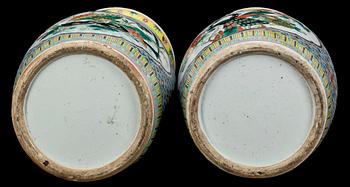 VASER, ett par. Porslin, sent 1800-tal, Kina.