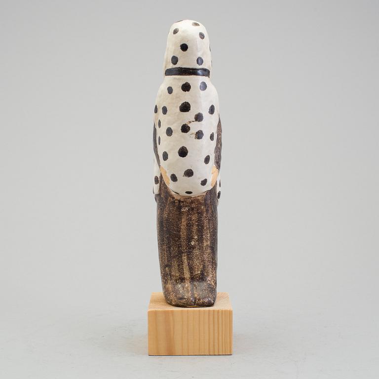 LISA LARSON, figurin i stengods "Mannen med hunden". K-studion i Gustavsberg. Numrerad 537/600.