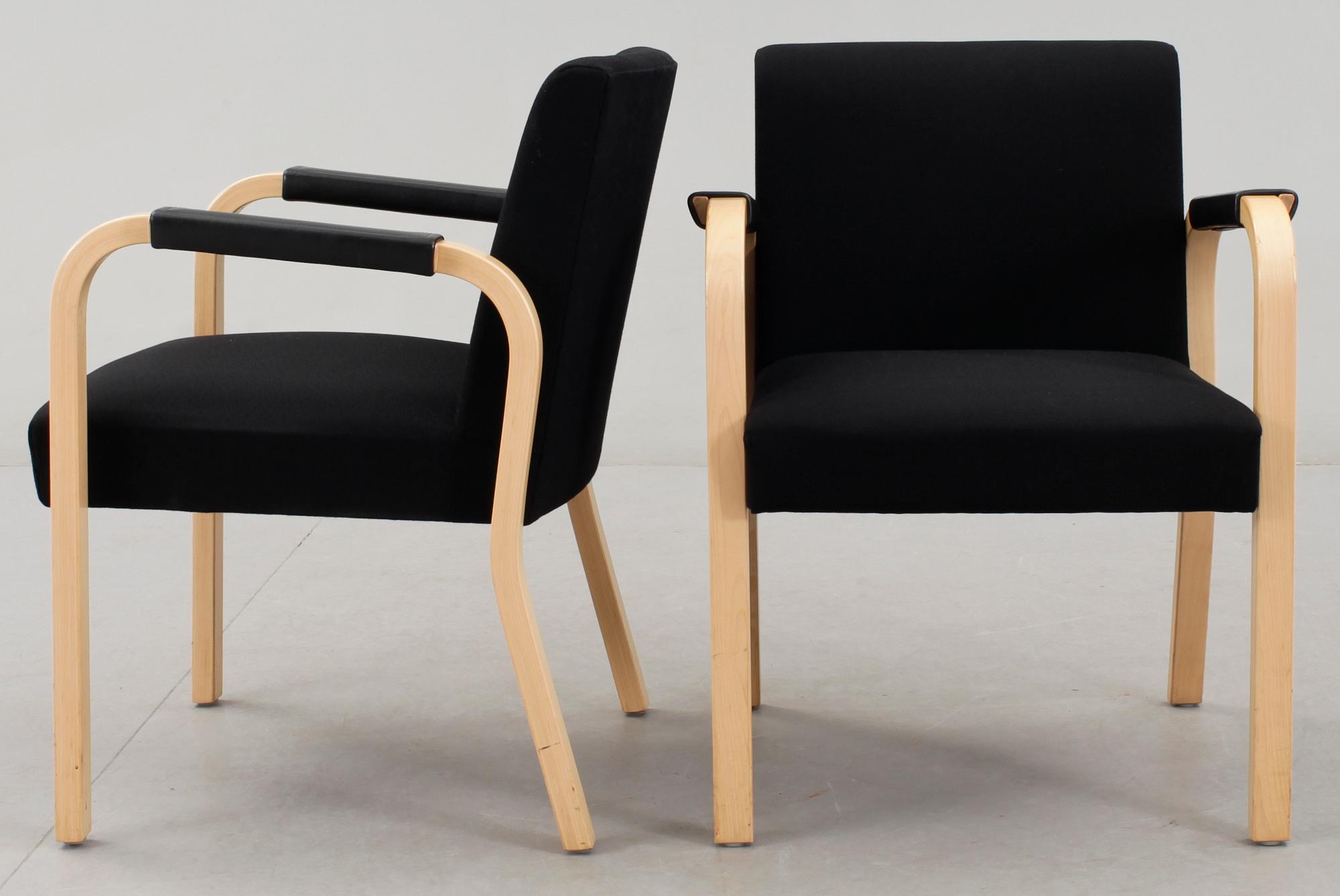 KARMSTOLAR, 1 par, modell 45, Alvar Aalto, Artek, Finland.