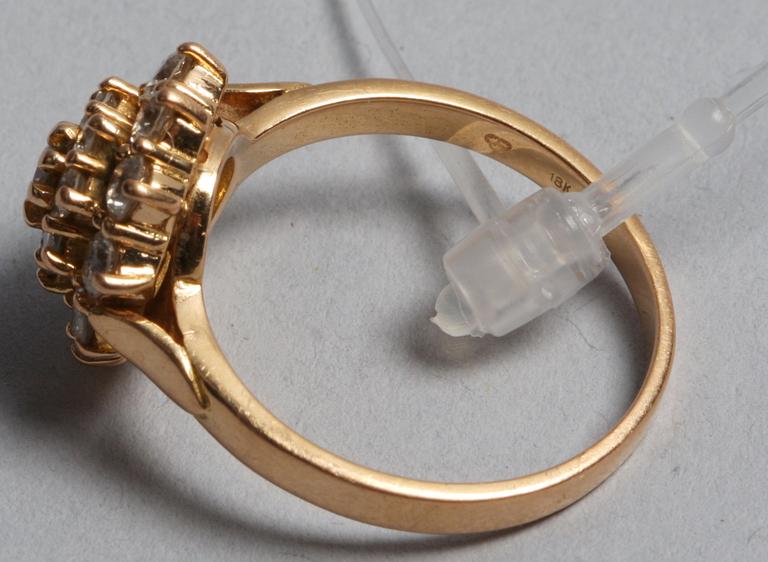 RING, 18k guld och 19 diamanter enligt intyg tot ca 1ct.