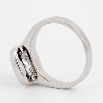 RING, med fyrkantig modifierad briljantslipad diamant, med GIA report.