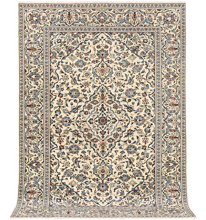 A Kashan carpet, c. 290 x 197 cm.