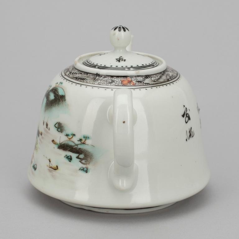 TEKANNA med LOCK, porslin, Kina 1900-tal.