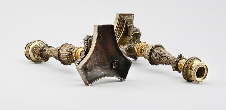 LJUSSTAKAR, 2 st, patinerad brons, senempire, 1800-talets första hälft.