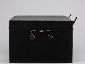 BESTICKSERVIS i SCHATULL, 89 delar, silver, "Svensk spetsig", olika tillverkare, bla Tork i Stockholm. Tot ca 3400 gram.