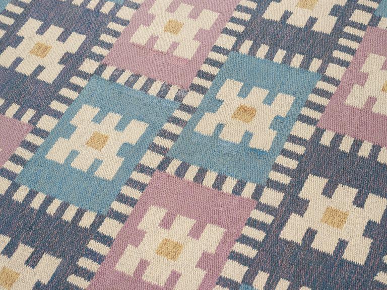 Sigvard Bernadotte, a carpet, "Vitsippa", flat weave, 846 x 395,5 cm, signed SB.