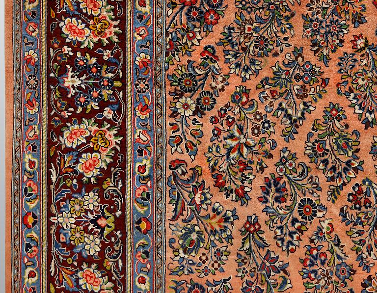 A Sarouk carpet, ca 323 x 248 cm.