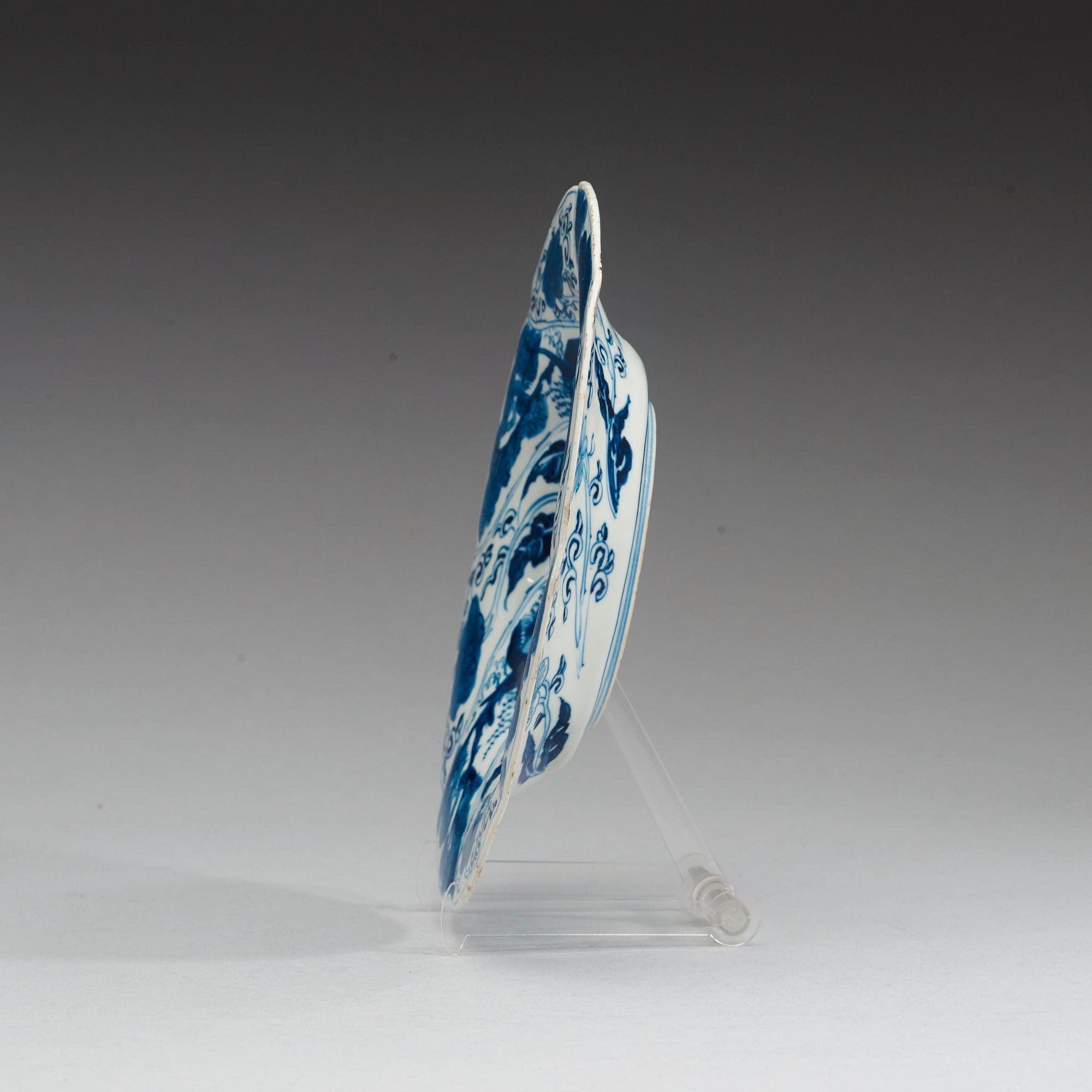 A blue and white charger, Qing dynasty, Kangxi (1662-1722).