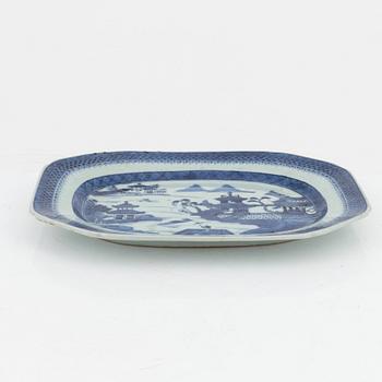A blue and white serving dish and three blue and white plates, Qing Dynasty, around 1800 and early 19th century.