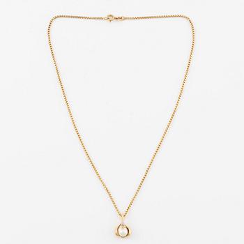 Pendant with chain in 18K gold featuring a cultured pearl and a diamond.