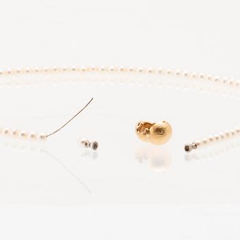 Ole Lynggaard, two cultured pearls necklaces and a bracelet with 18K gold clasp.