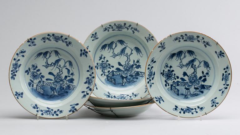 A SET OF FIVE CHINESE PORCELAIN PLATES, AROUND 1800.