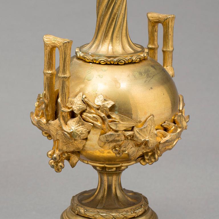 KANDELABRAR, ett par, Louis XVI-stil, sent 1800-tal.