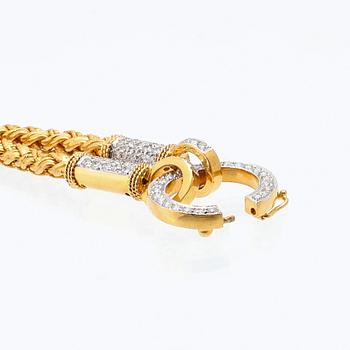 Necklace in 22K gold with round brilliant-cut diamonds.
