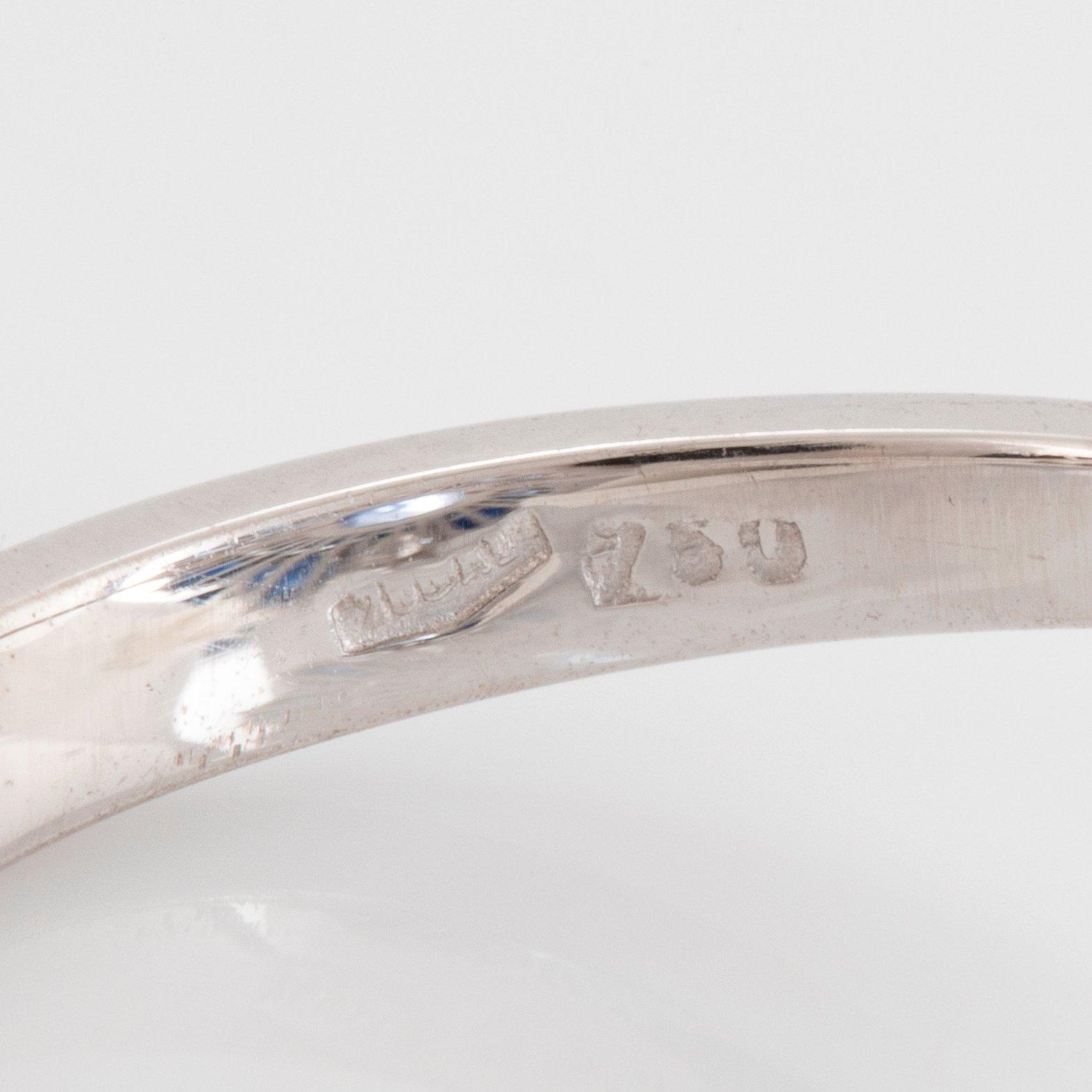 Ring 18K vitguld med en cushionformad fasettslipad safir 5.91 ct.