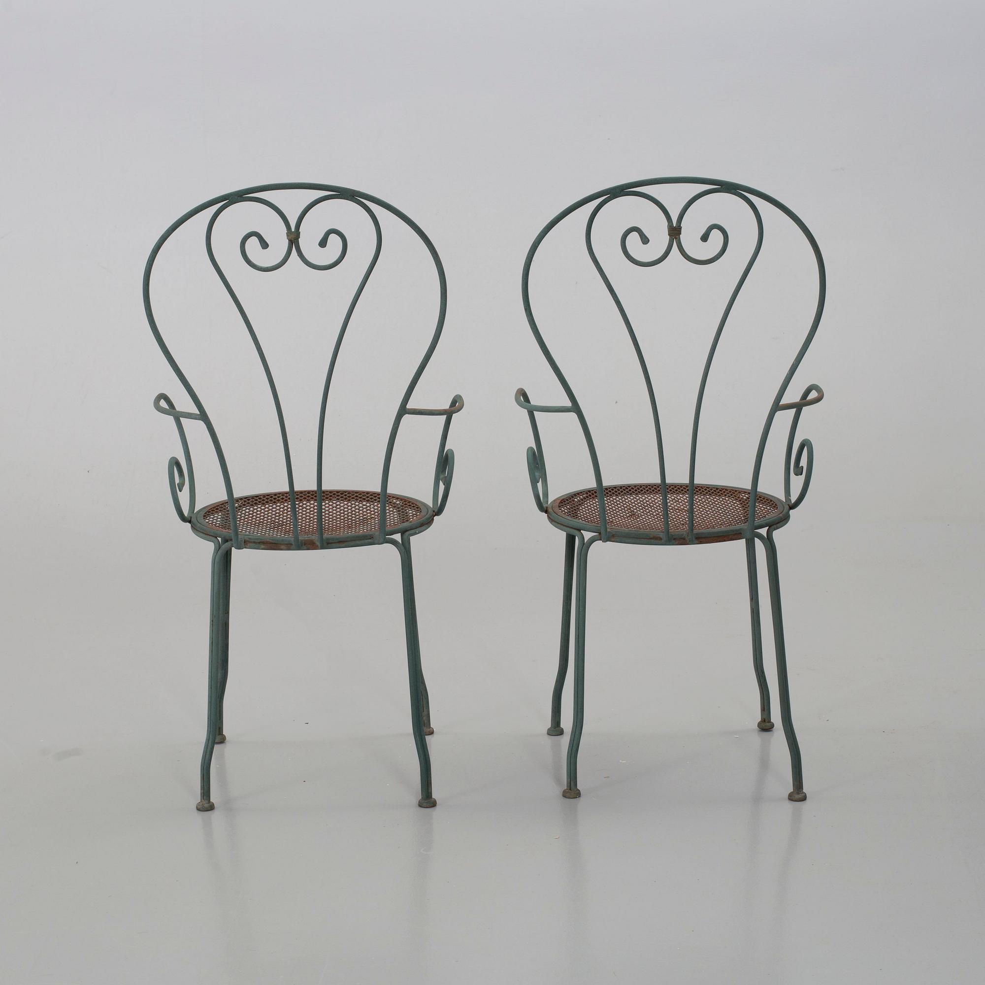 A SET OF GRADEN ARMCHAIRS AND A TABLE. 20TH CENTURY.