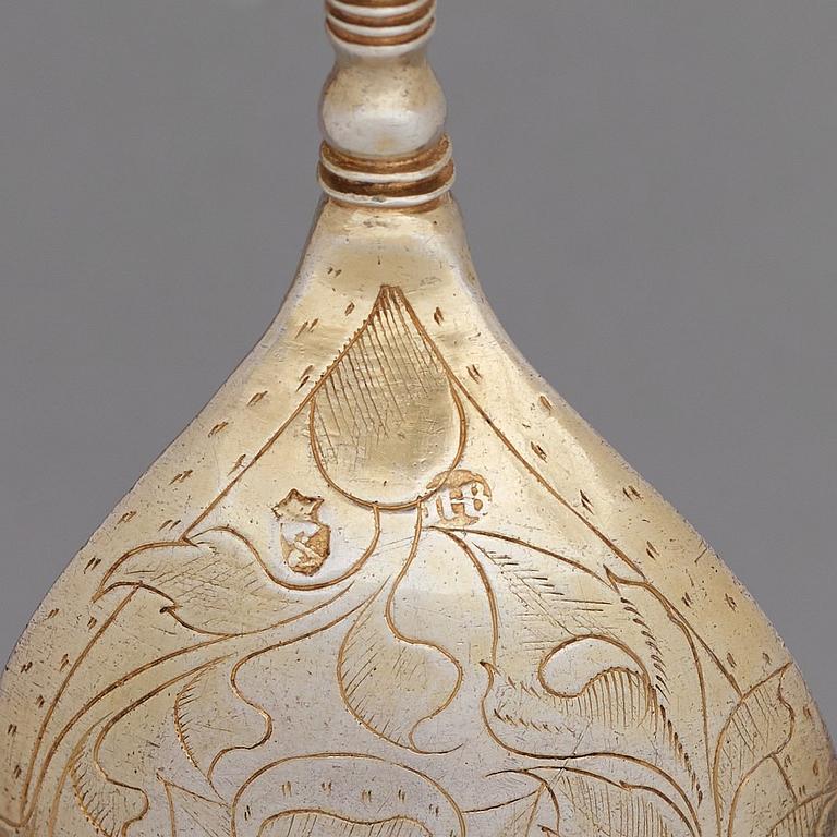 Jöran Hieronymi Bernegau, sked med dubbel kerubknopp, förgyllt silver, Norrköping, (verksam -1648-1679).